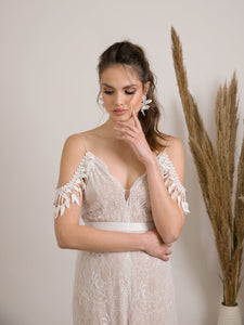 Delicate lace wedding dress